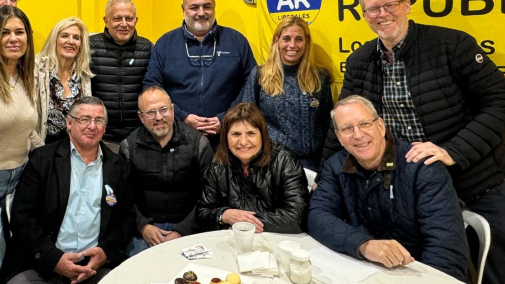 Patricia Bullrich junto a dirigentes del PRO y de La Libertad Avanza.