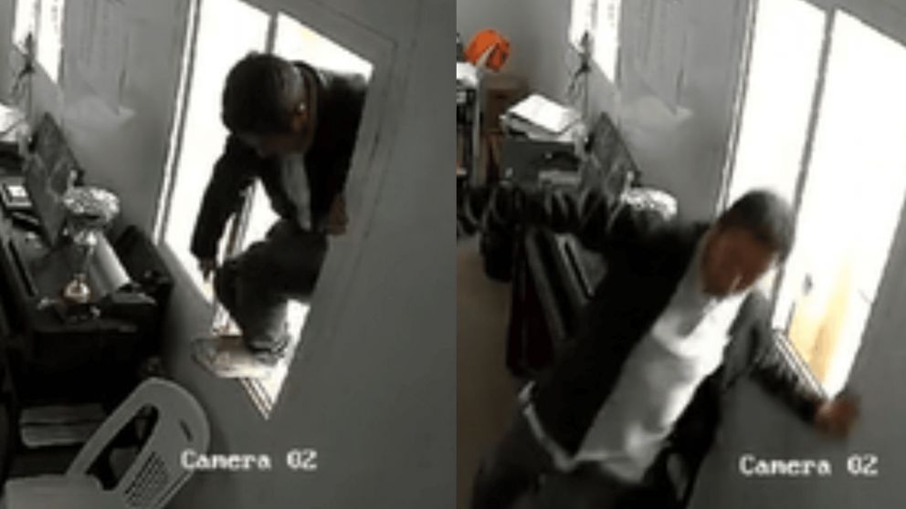 Pese a su buena fe, el hombre dio un paso en falso y terminó rompiendo uno de los elementos más importantes de la oficina de su empleador (Captura TikTok).