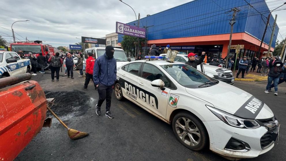 A las protestas de los policías en Misiones, ahora se sumaron los docentes.