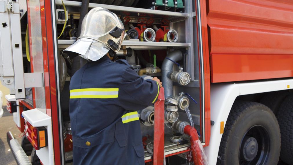 Los bomberos se apersonaron en el escenario del siniestro.
