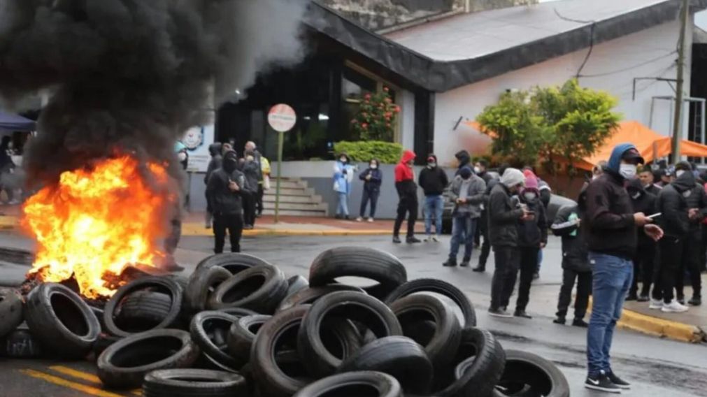 Miles de policías se concentran y protestan en Posadas (Gentileza @Radio_770).
