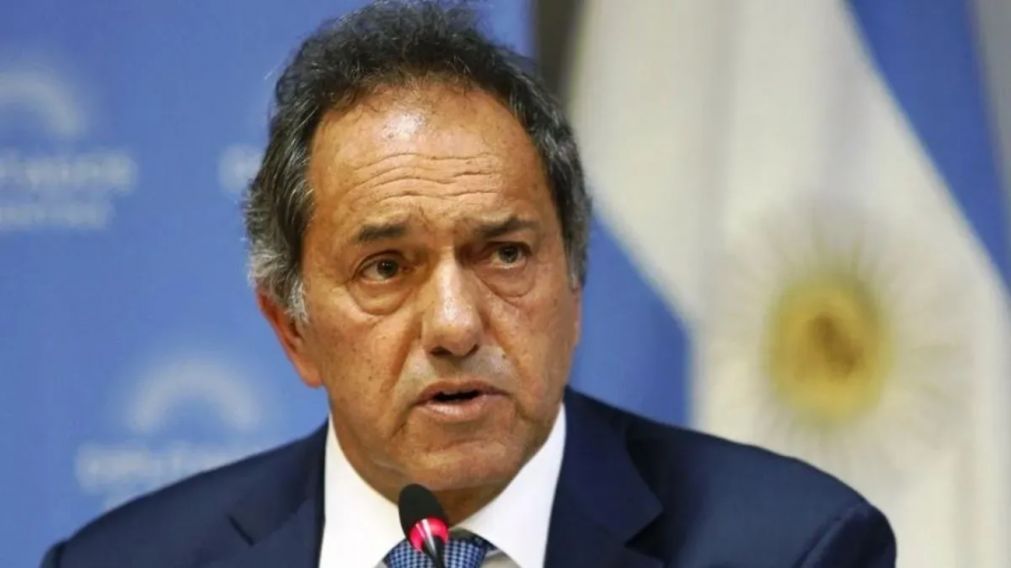 "Estamos viendo una transformación de la Argentina que en cinco meses se ponen la senda del superávit financiero, superávit comercial", remarcó Scioli.