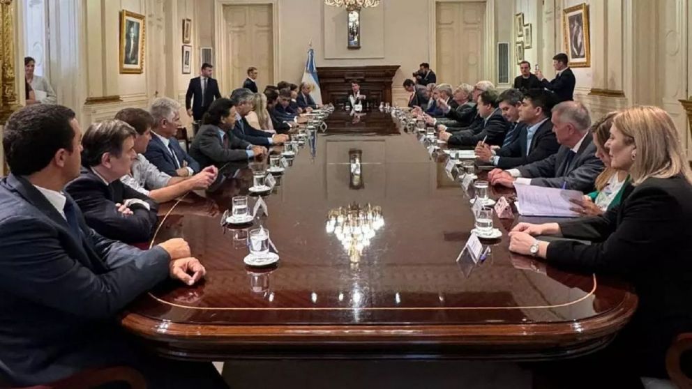 ¿Se cae el "Pacto de mayo" y nace el "Pacto de junio" para el Día de la Bandera?