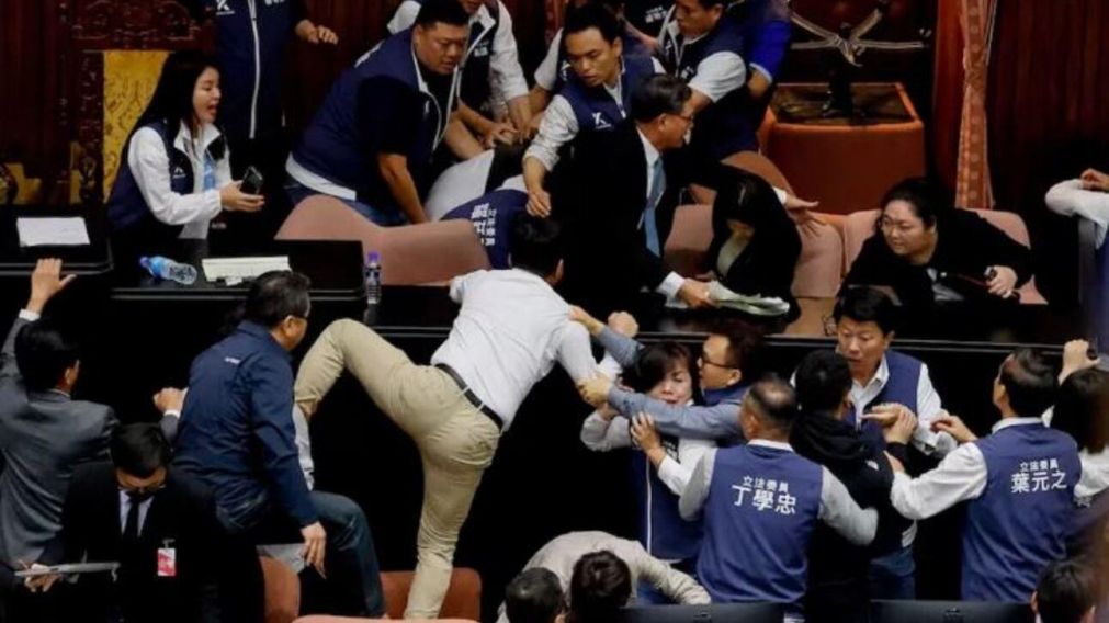 Violenta sesión entre los legisladores de Taiwán (Twitter).
