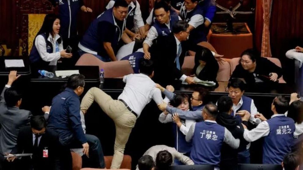 Violenta sesión entre los legisladores de Taiwán (Twitter).