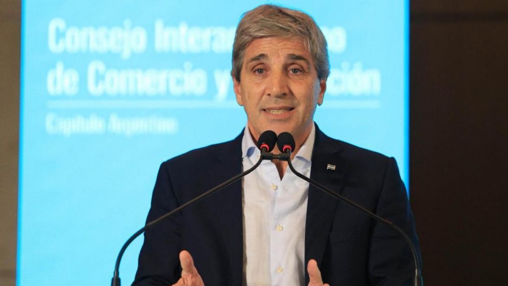 Luis Caputo expresó su satisfacción por el resultado favorable de las cuentas públicas en abril.