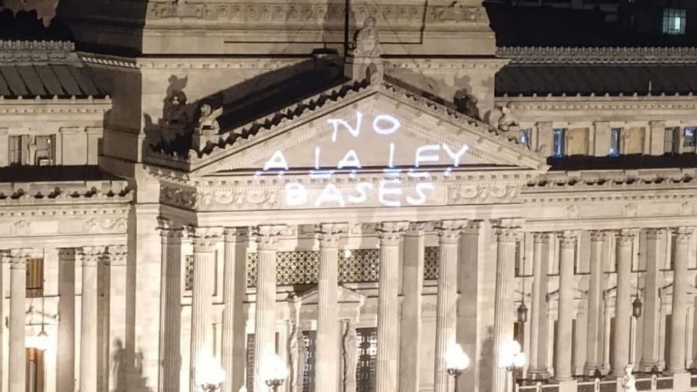 "No a la ley Bases" fue uno de los mensajes que se pudo leer en el frente del Congreso.