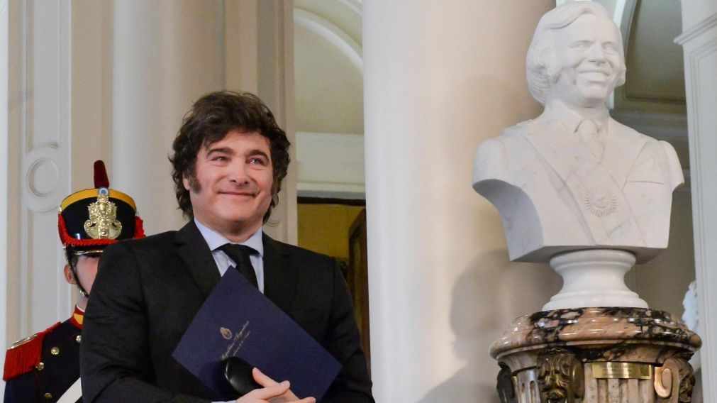 Javier Milei encabezó el acto de colocación del busto de Carlos Menem en la Casa Rosada.
