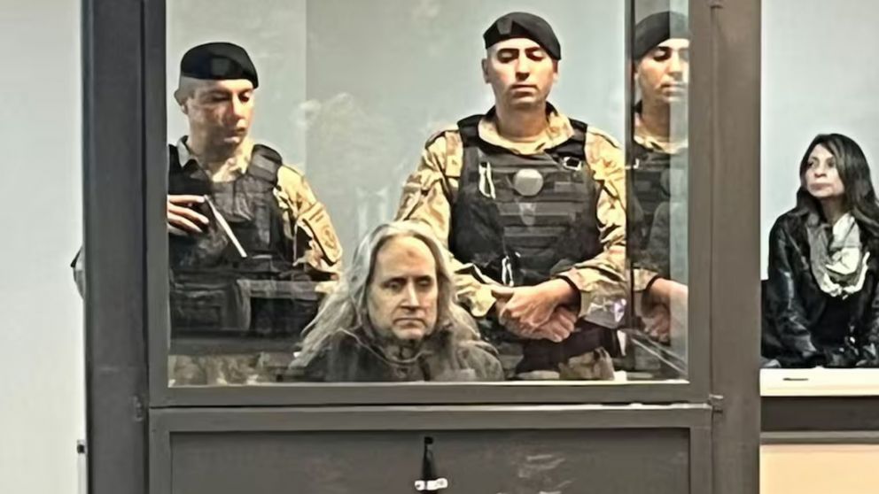 Roberto “la Hiena Humana” Carmona encerrado en un caja de vidrio blindada