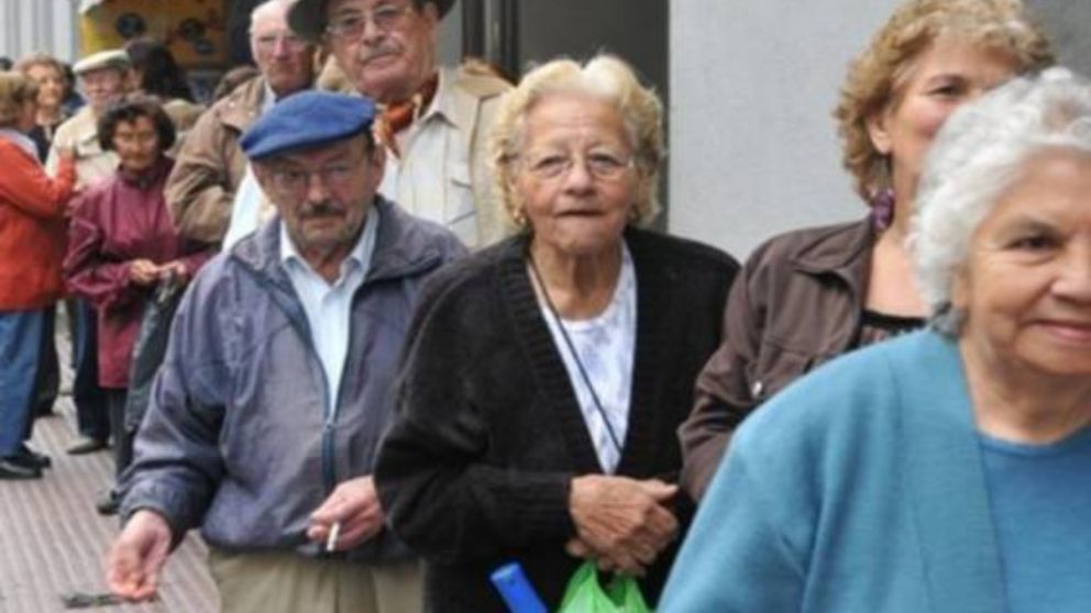 Los jubilados aguardan un nuevo incremento de haberes.