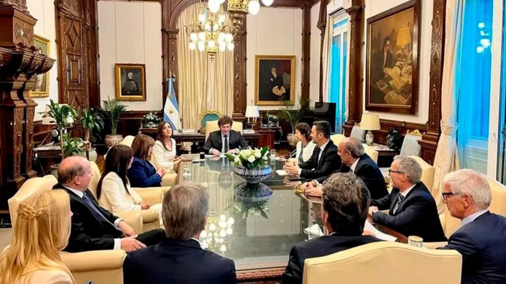 El presidente Javier Milei, junto a los integrantes de su gabinete.