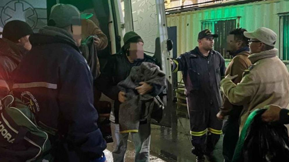 ¡Un milagro! Trabaja en el puerto, cayó al agua y así Prefecto se sumergió para rescatarlo.