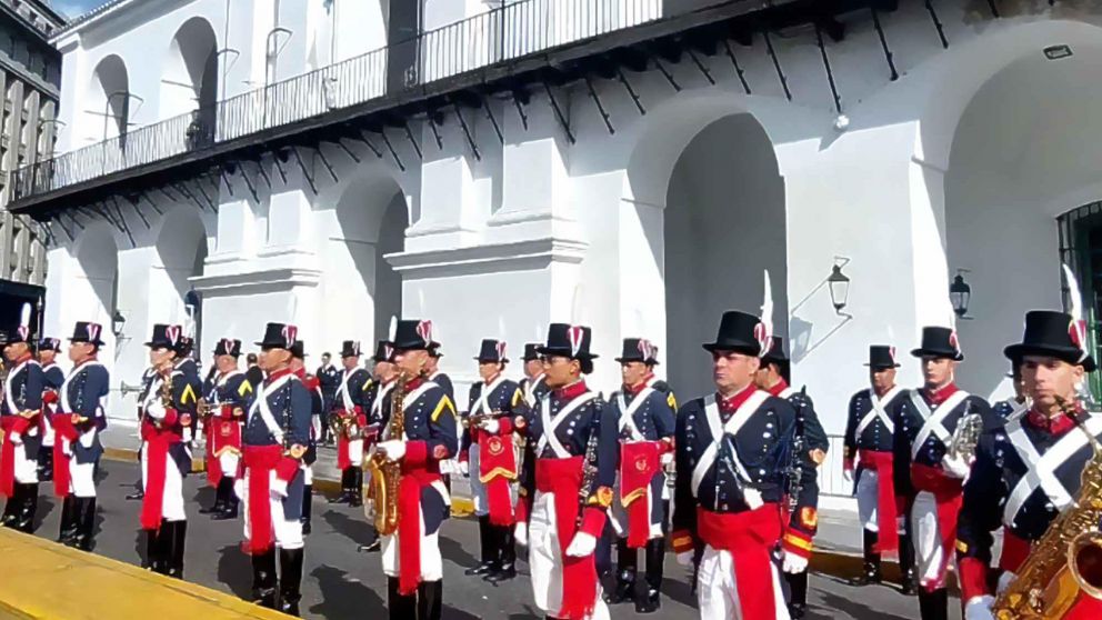 Así el Ministerio de Defensa celebró el Día del Himno Nacional Argentino con la presentación de las bandas militares en todo el país.