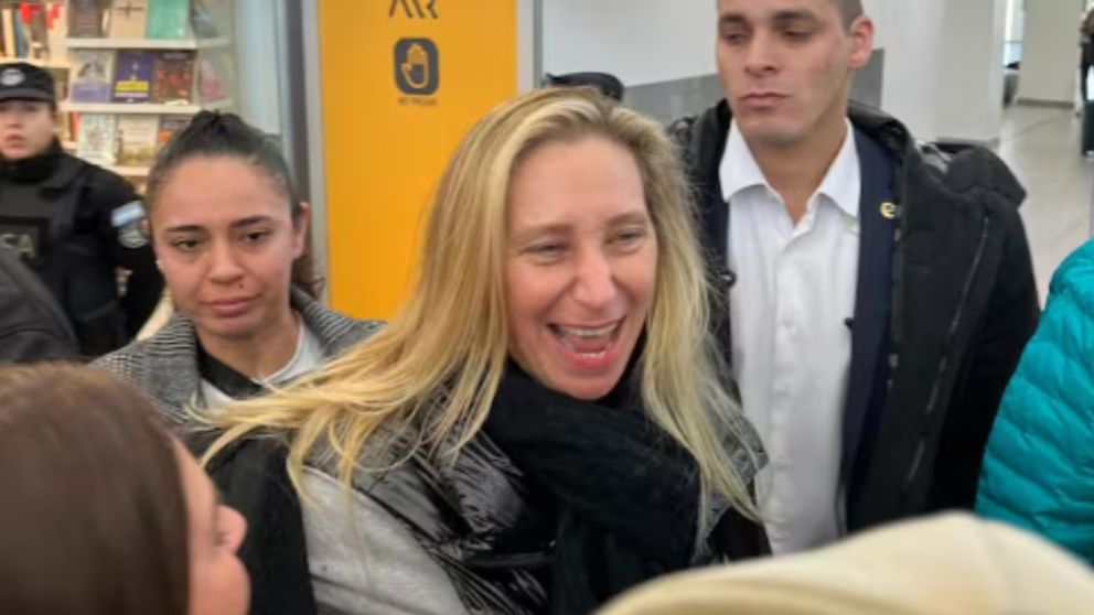 Karina Milei en el aeropuerto de Santa Fe.