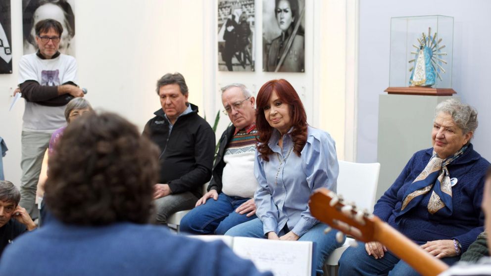 Cristina Kirchner habla en un homenaje al Padre Mugica en el Instituto Patria.
