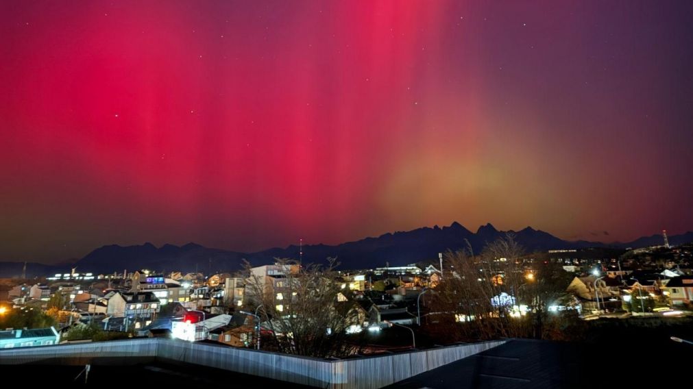 La ciudad de Ushuaia mostró un espectáculo atípico con la aurora polar (Twitter).