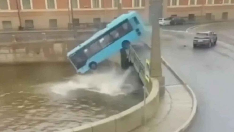 Así colectivo cayó desde un puente al río: tres muertos y seis heridos en Rusia.