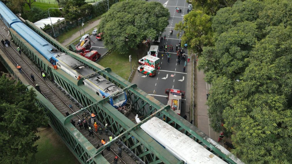 Los peritos recorren la zona para determinar la causa del accidente y analizar el riesgo de derrumbe.