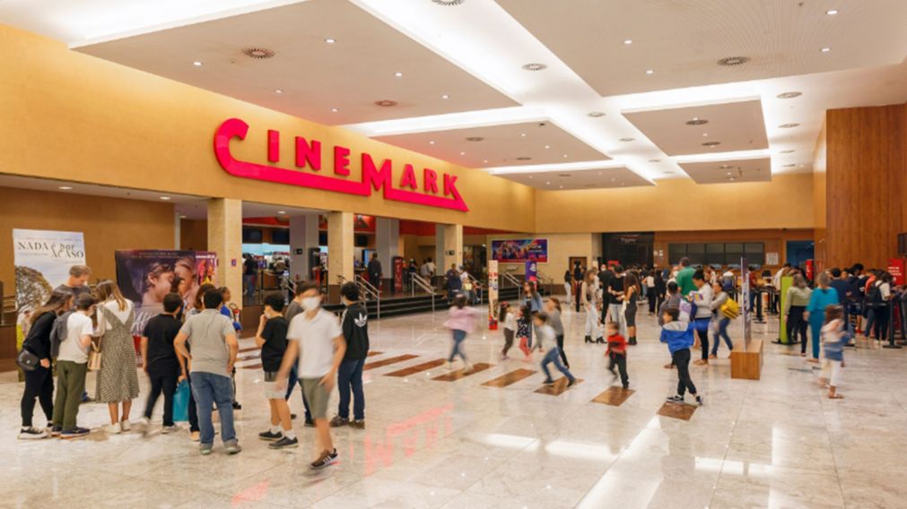 Cadena de salas de cine busca personas con disponibilidad horaria para ocupar diversos roles en el área de atención al cliente.