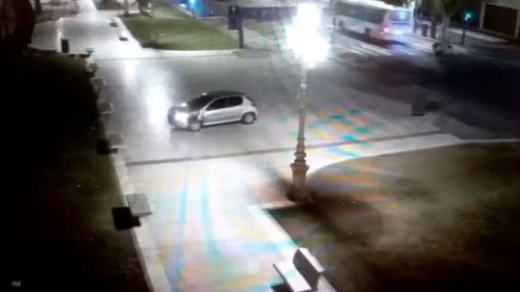 Todo quedó registrado en una cámara de seguridad.