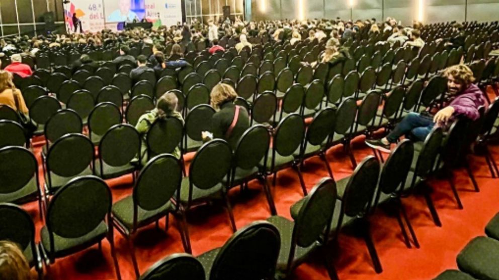 Feria del Libro: presentan biografía de Javier Milei ante una sala semi vacía.