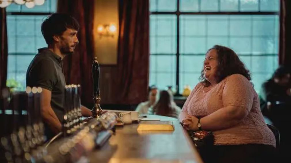 Una escena de la serie "Bebe reno" donde está la víctima y su acosadora.