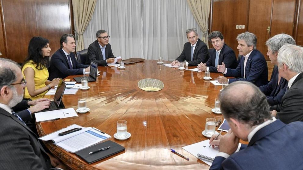 El equipo de Luis Caputo prepara el encuentro con las autoridades del FMI.
