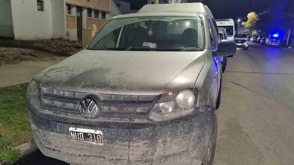 La camioneta en la que abandonaron los cuatro cad�veres, frente al hospital.