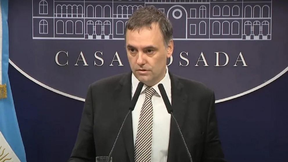 El vocero Manuel Adorni confirmó que no está prevista una reunión de Milei con Pedro Sánchez.