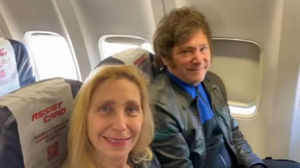 Javier Milei viaja a Los Ángeles acompañado por su hermana y secretaria presidencial, Karina Milei.
