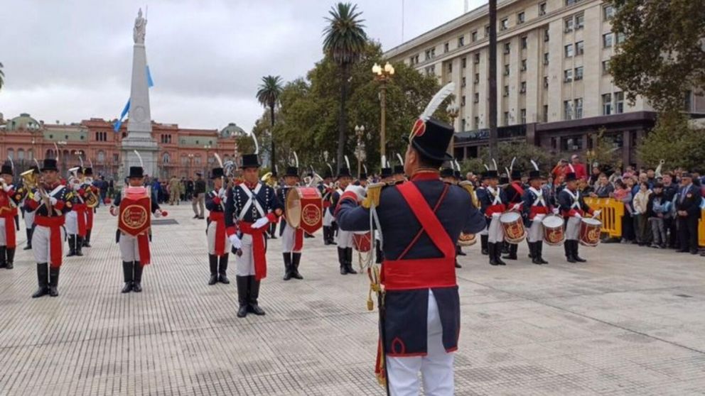 El histórico cambio de guardia convocó una gran cantidad de público.