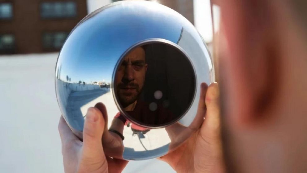 El CEO de Worldcoin está de visita en Argentina y despertó la preocupación por el intercambio de datos biométricos a cambio de criptomonedas.