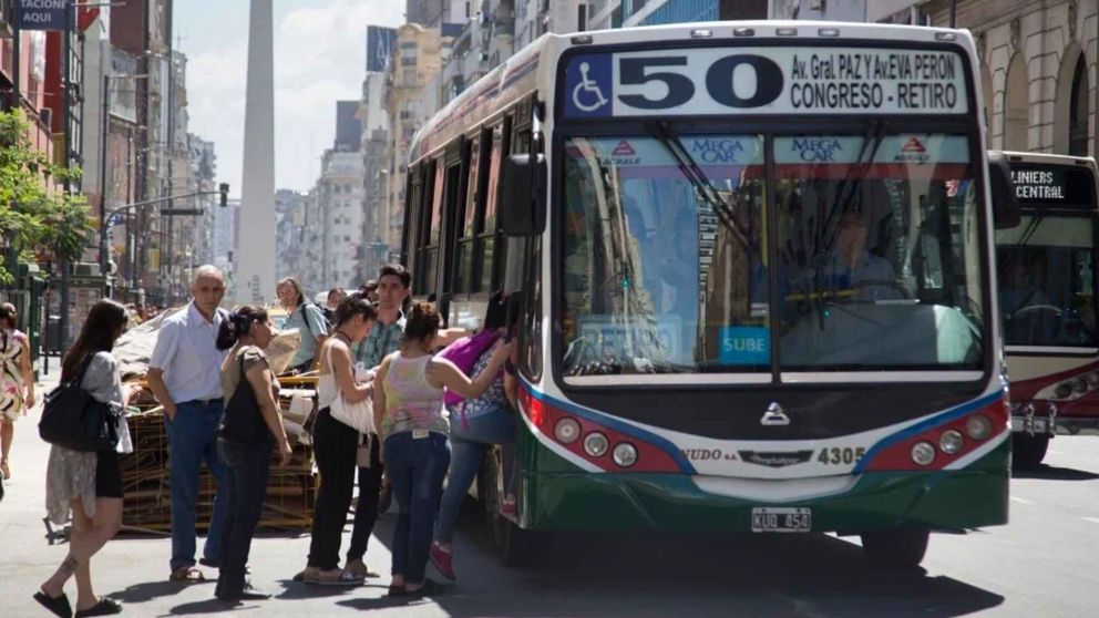 Colectivos y trenes operarán normalmente el lunes: la interna sindical genera disparidad en los servicios afectados