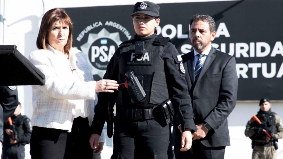 Patricia Bullrich presentó el nuevo sistema de armas no letales Byrna: "Es hora de dejar de defender ideologías obsoletas que ponen en riesgo la vida de la gente".