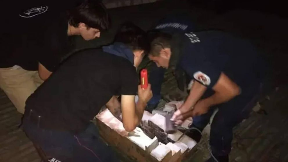 Bomberos debieron trabajar varias horas para rescatar al ladrón atrapado en una chimenea (Foto NA).