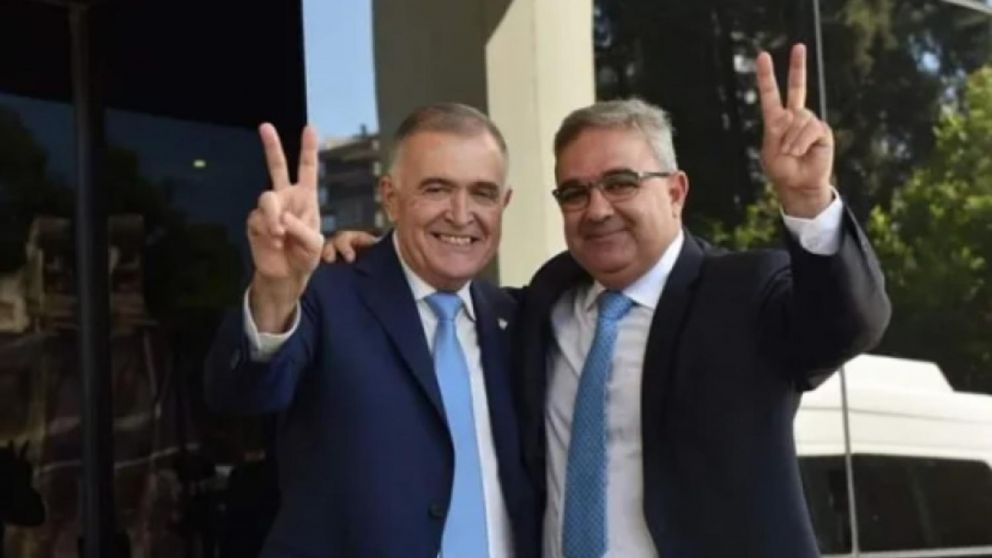 Jalil y Jaldo haciendo la "V" de la victoria, que representa al peronismo.