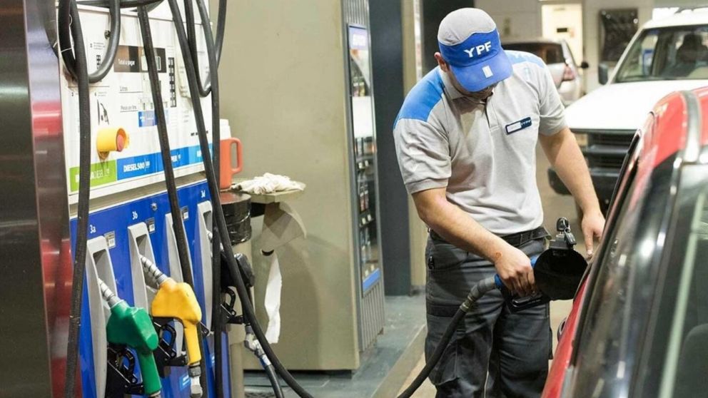 El aumento estaba previsto para este mes. Pese a la medida, la nafta y el gasoil subieron un 4% (Archivo).