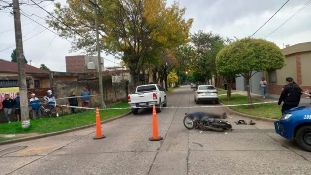 Un delincuente le rob� a un adolescente y muri� al chocar contra una camioneta en su hu�a (Imagen La Capital).