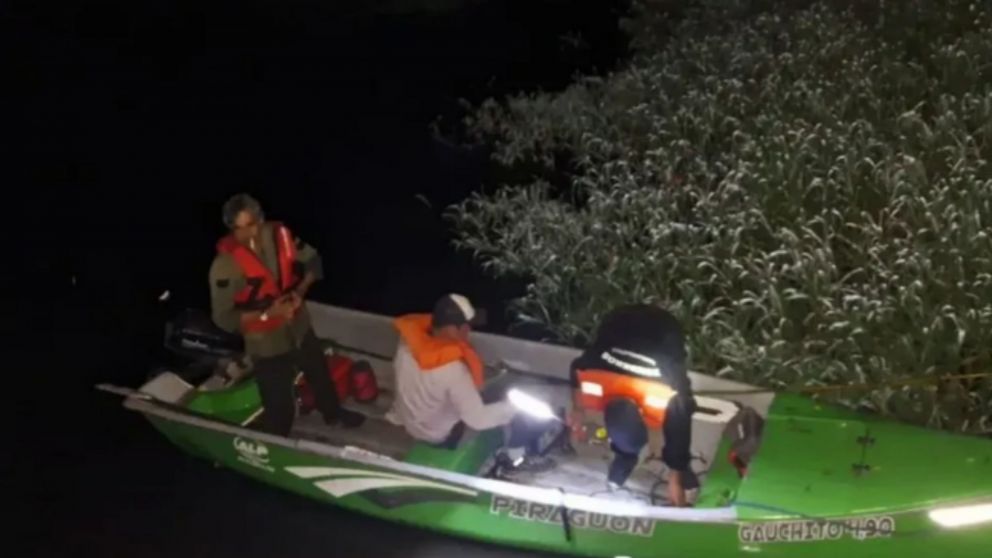 Las autoridades durante el operativo.