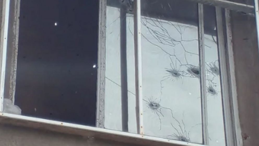 Así quedó una de las ventanas del domicilio tras el enfrentamiento.