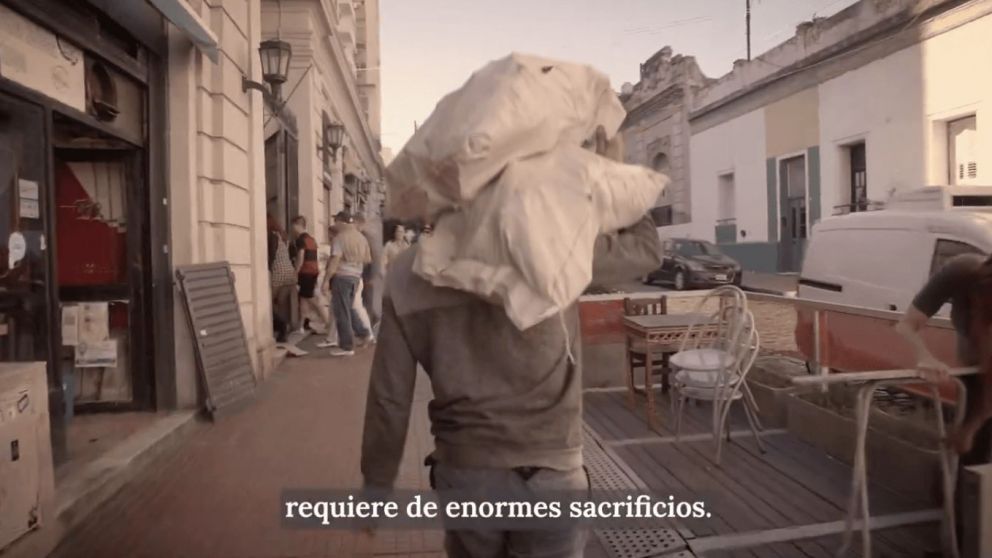 El Gobierno difundió en sus redes sociales un spot por el Día del Trabajador y aseguró que "el país sale adelante con la fuerza del trabajo".