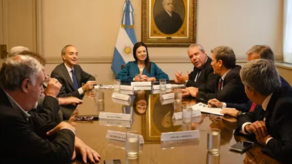 Funcionarios de Javier Milei junto con autoridades universitarias.