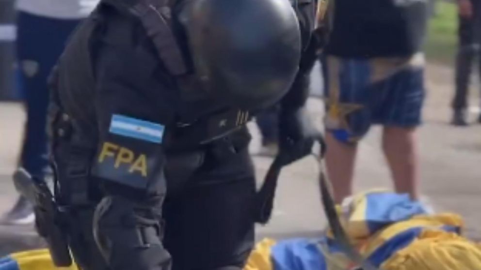 Las autoridades secuestraron decenas de armas a los hinchas de Boca.