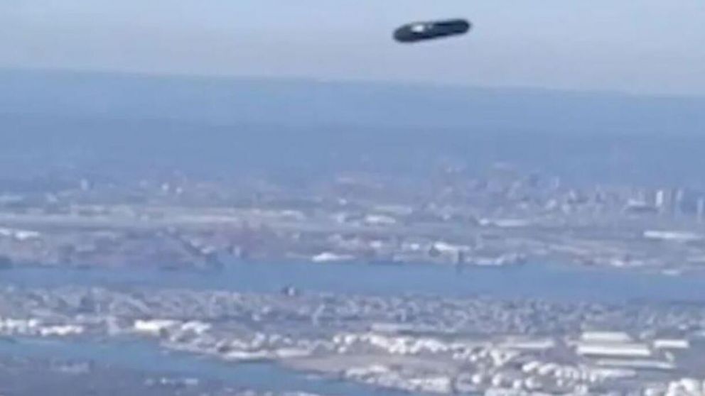 El presunto ovni pasó a alta velocidad por encima de Nueva York (Twitter).
