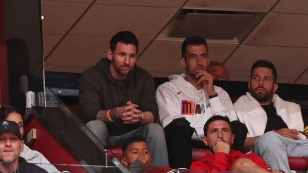 Lionel Messi y sus "amigos" fueron a ver a los Miami Heat (Twitter).