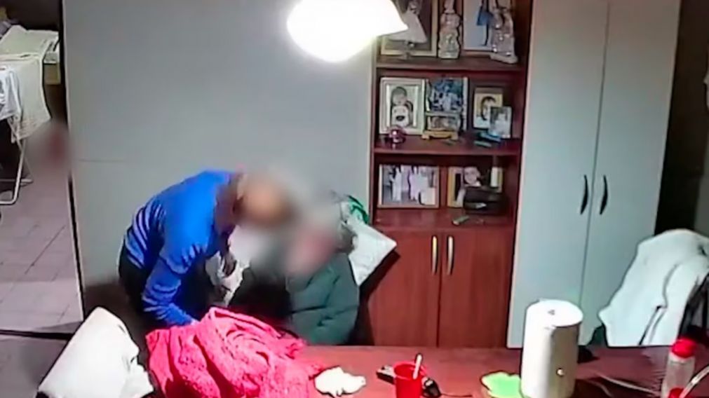 Una mujer colocó una cámara de seguridad y descubrió que su madre era golpeada por su cuidadora (Imagen captura vídeo).
