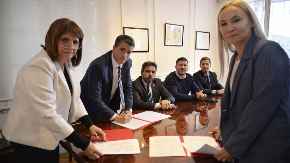 Patricia Bullrich firm� conveni� con la ANMAC y el Ministerio P�blico de la Acusaci�n en lucha contra el mercado ilegal de armas en Rosario.
