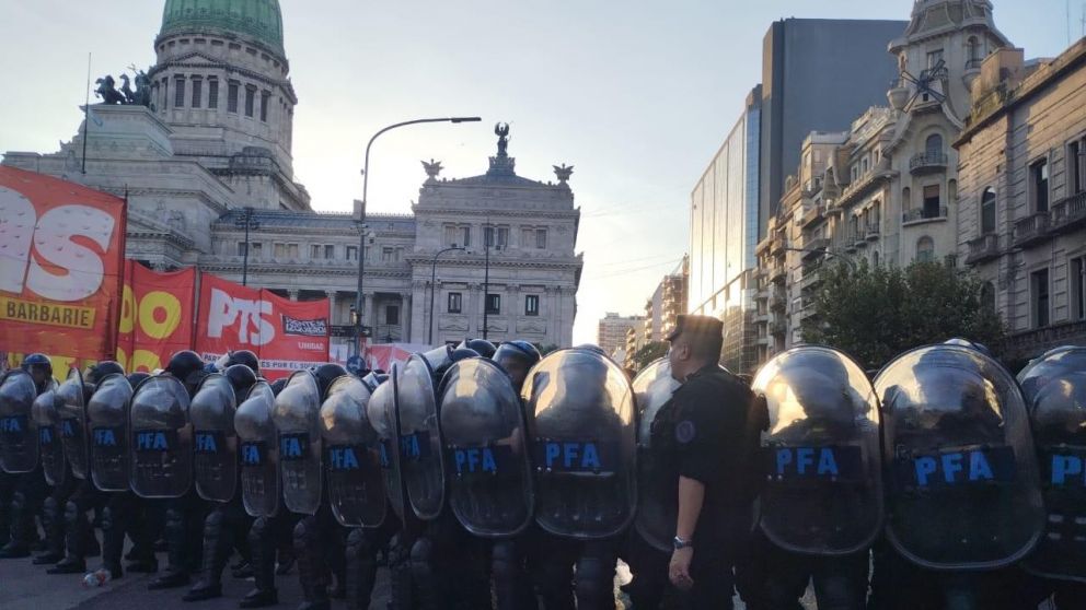 Fuerte operativo de seguridad fuera del Congreso ante la movilización piquetera