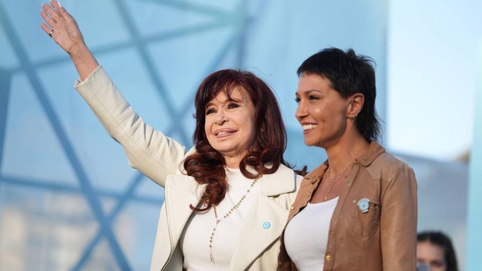 La ex presidenta Cristina Kirchner participó este sábado de un acto en Quilmes y lanzó fuertes críticas hacia el gobierno de Javier Milei (Imagen captura Quilmes Gobierno).