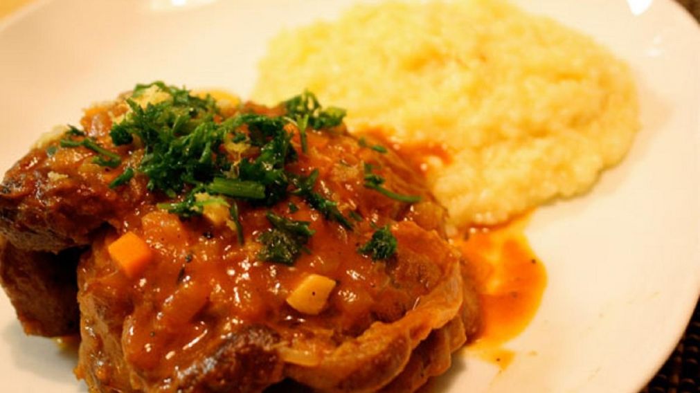 Receta de osobuco al vino tinto con puré de papas: fácil, accesible y una delicia.